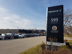 Cartel delante de la oficina